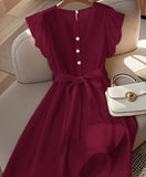 Robe midi rouge élégante avec ceinture – Silhouette féminine et allure sophistiquée