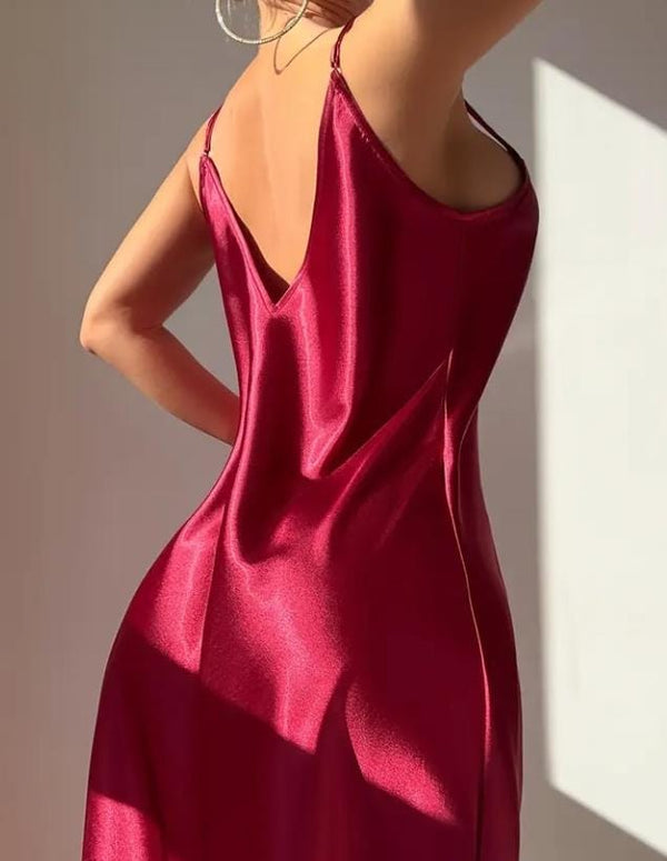 Robe nuisette satinée rouge – Élégance sensuelle et chic pour nuits glamour