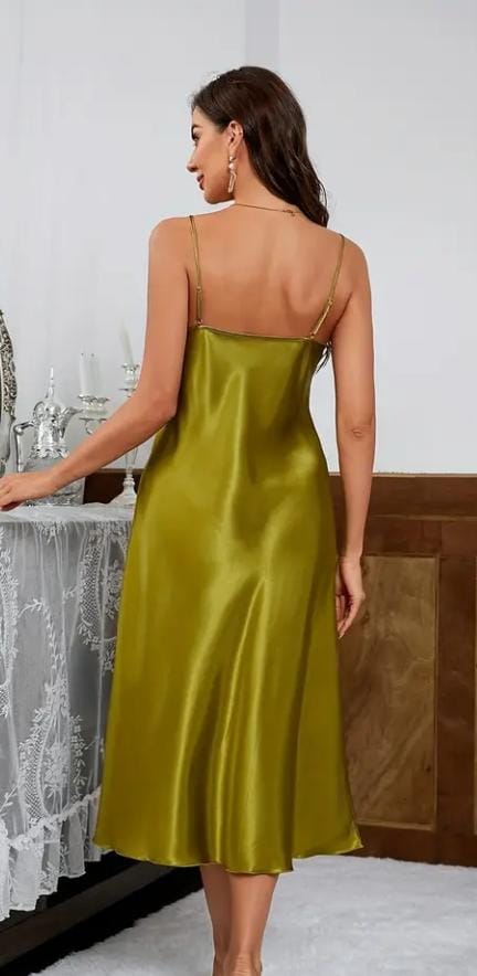 Robe nuisette satinée vert olive – Élégante et douce pour nuits chic